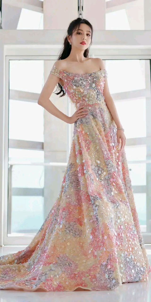 佟丽娅亮片长裙宛如仙女