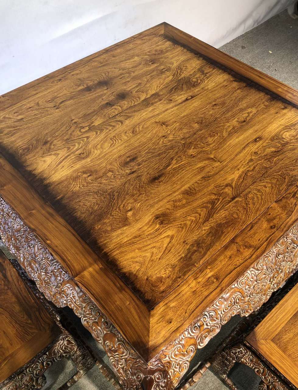 精品旧藏大叶黄花梨八仙桌五件套,榫卯结构 选料精良 做工考究 极品