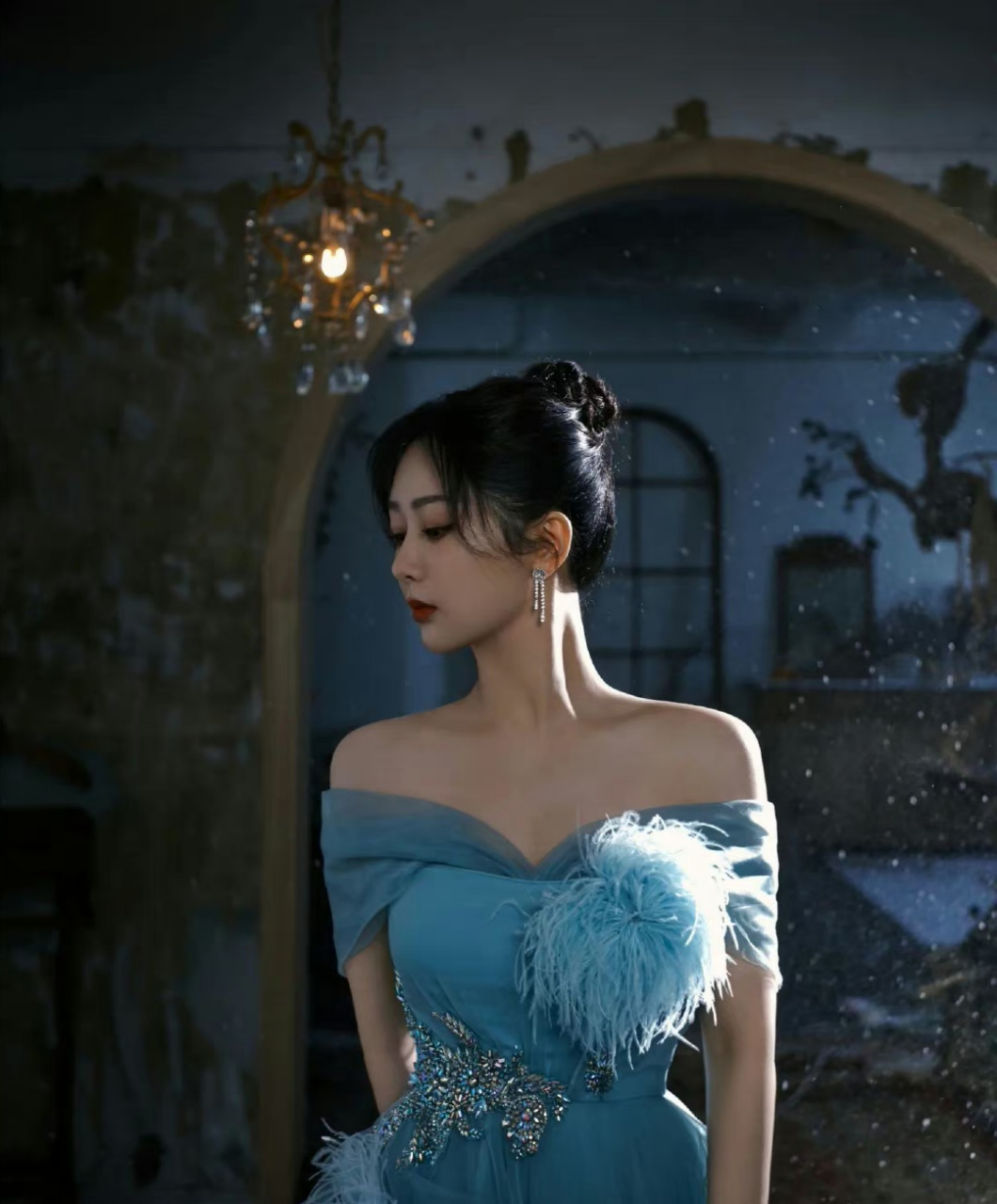 杨紫# 一袭蓝色抹胸溜肩纱裙,清纯妩媚的眼神,肤白貌美的容颜,婀娜
