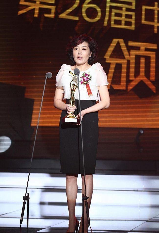 被李咏老婆哈文惊艳到了!荷叶边小衫烫卷发又甜又雅,哪像五十多