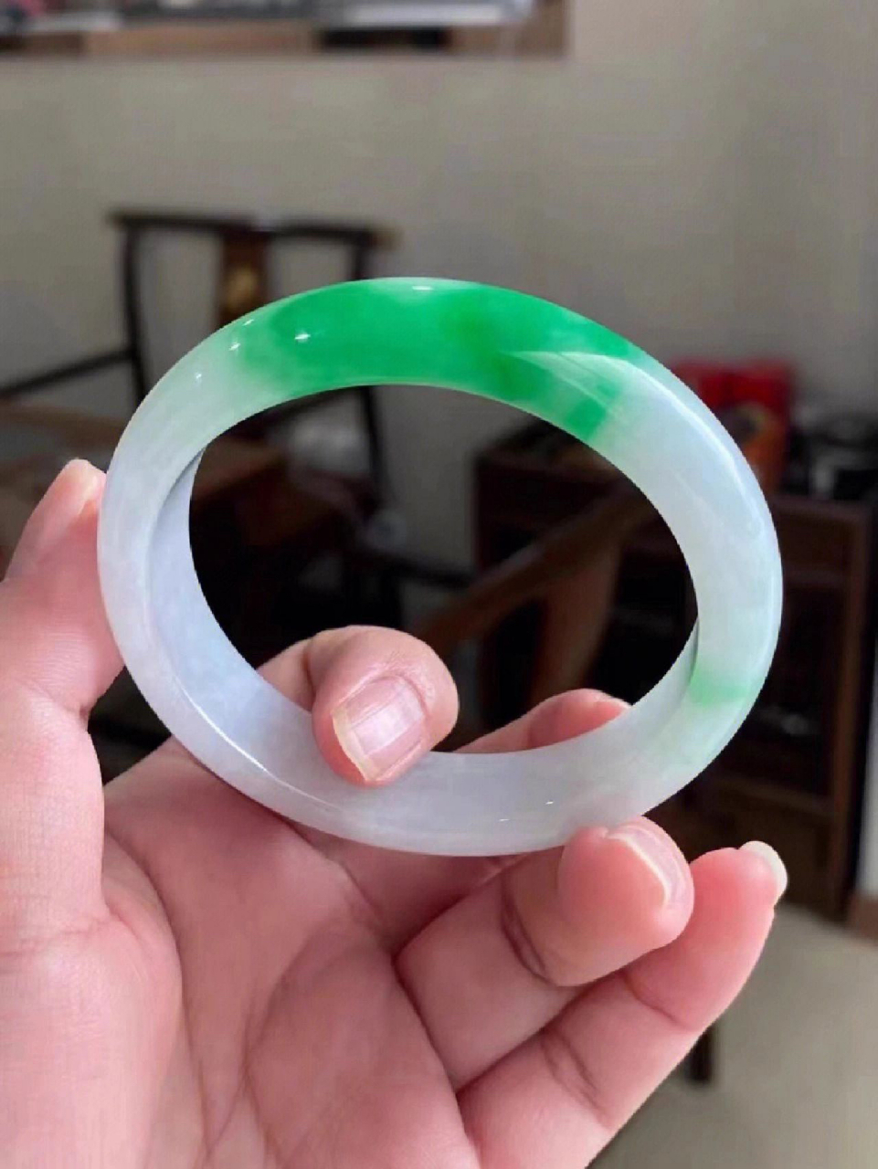 牛奶底阳绿手镯,一抹辣阳绿翡翠手镯,过目不忘,太爱了,辣阳绿翡翠手镯
