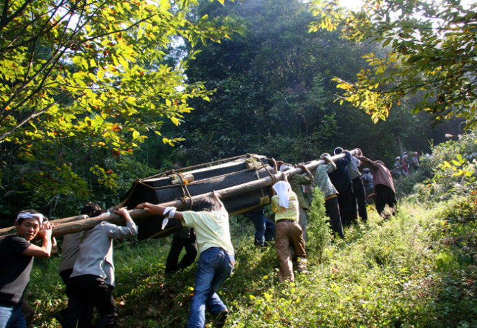 红白喜事从不回村参加的人,轮到他们家有事时看看村民们怎么做的