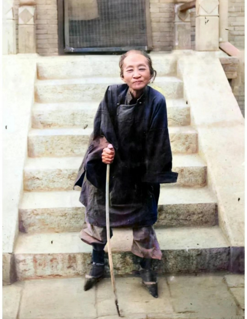 晚清老照片,在台阶前照相的小脚老人,她走路不方便,拄着拐杖!面对镜头
