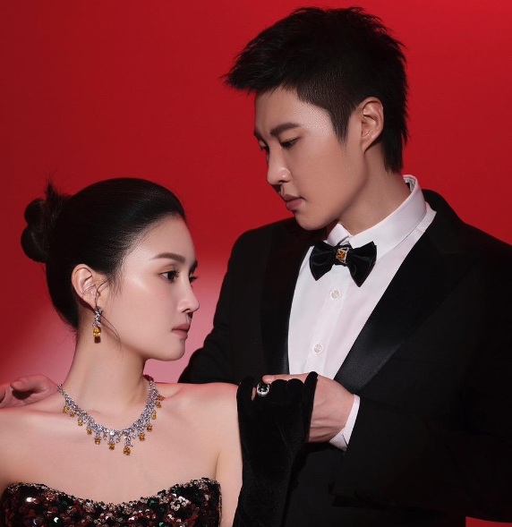 赵本山女儿球球和老公澳洲度蜜月,机场内大幅欢迎海报抢镜