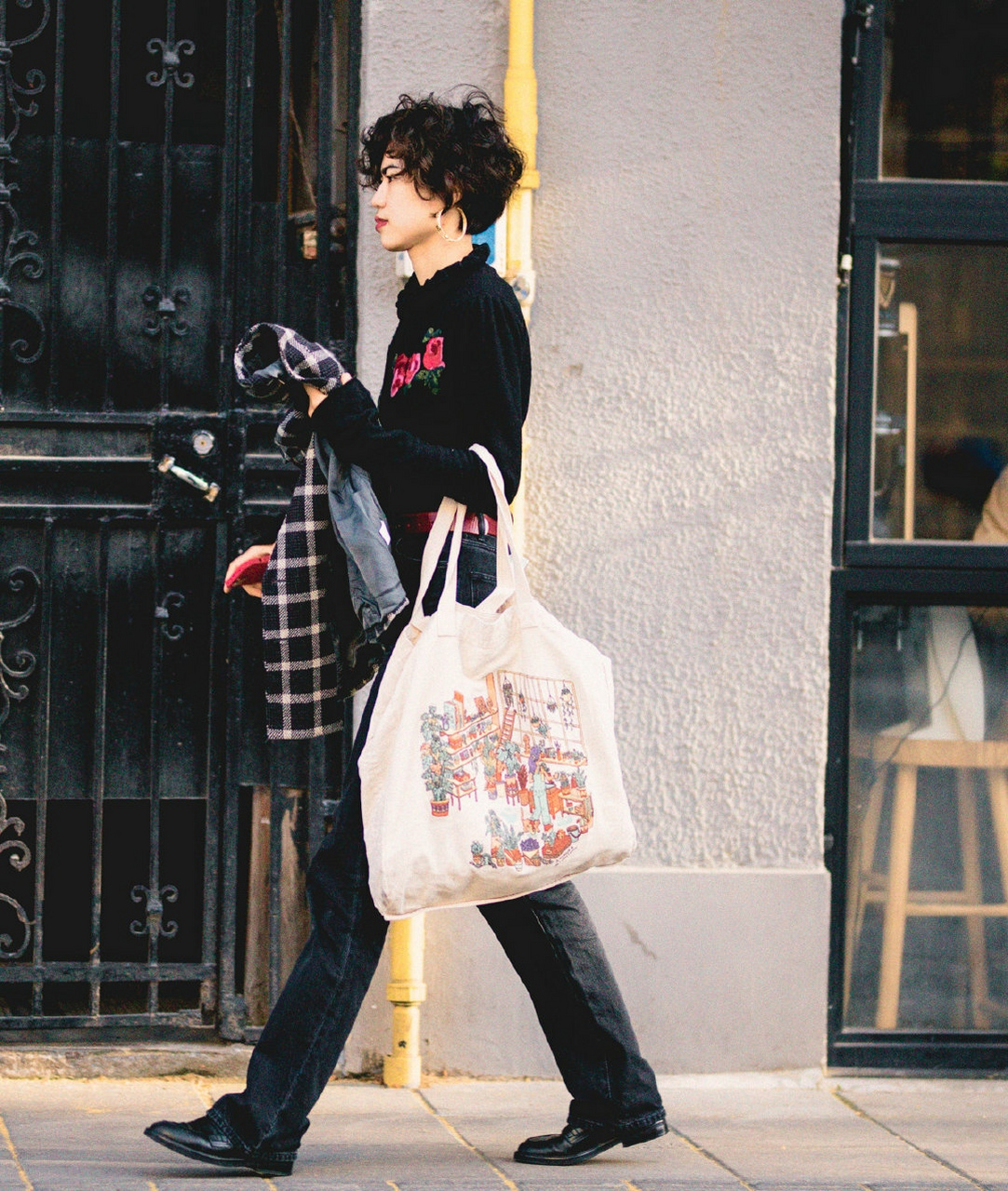 上海街拍——帆布包  我以前是买帆布包,现在自己做.