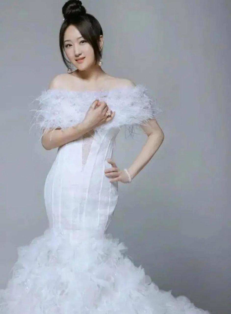 46岁的杨钰莹一身白色长裙,唯美又性感,不愧是不老女神.