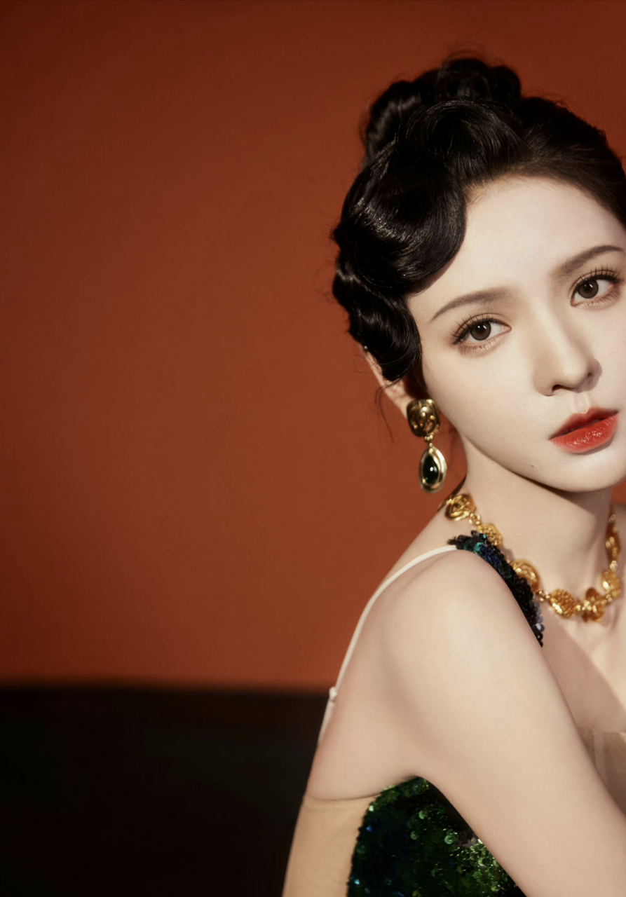 张予曦露背人鱼裙好绝,前面复古风,费加罗盛典造型依旧好美,优雅不失