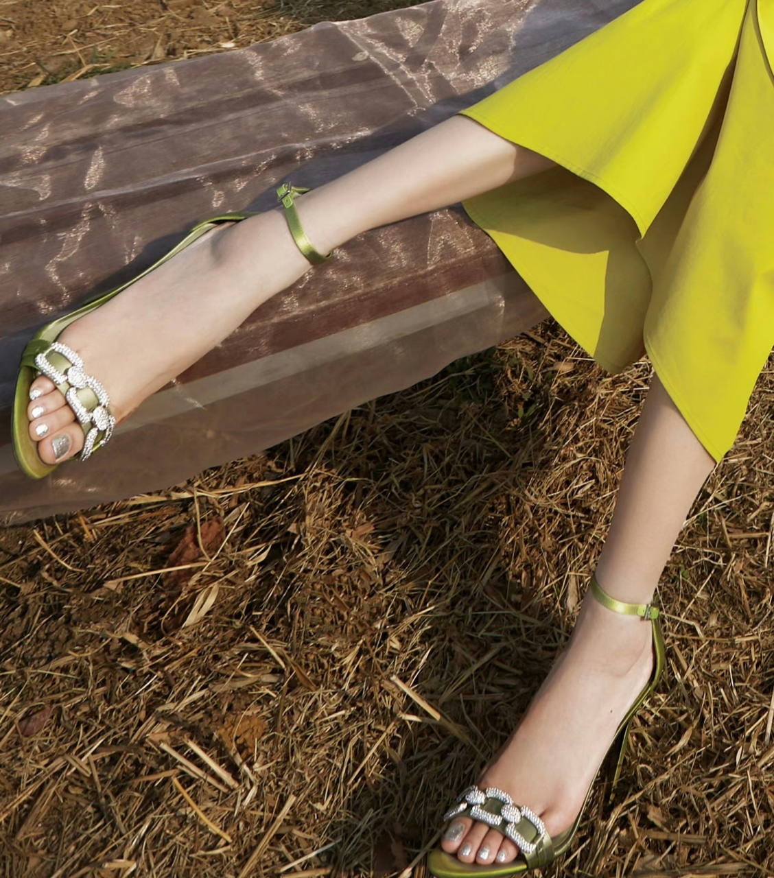 演员陈雨锶脚穿高跟鞋秀美足,2023年,陈雨锶主演的刑侦剧《他是谁》