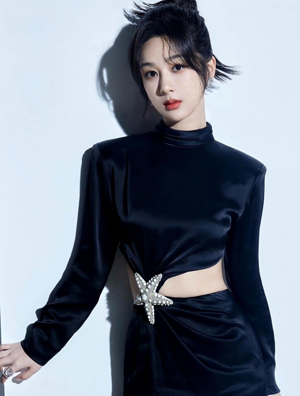 看杨紫穿黑色经典美丽,精致的盘发和标准的脸型,秀气妩媚,优雅的身姿