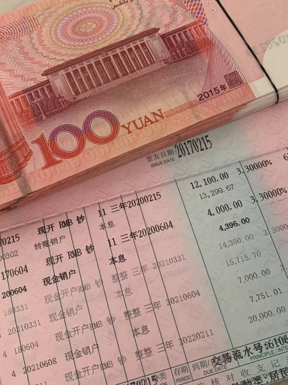 我朋友,在银行存了200多万,无论是谁借钱,她都不借,哪怕是自己的亲
