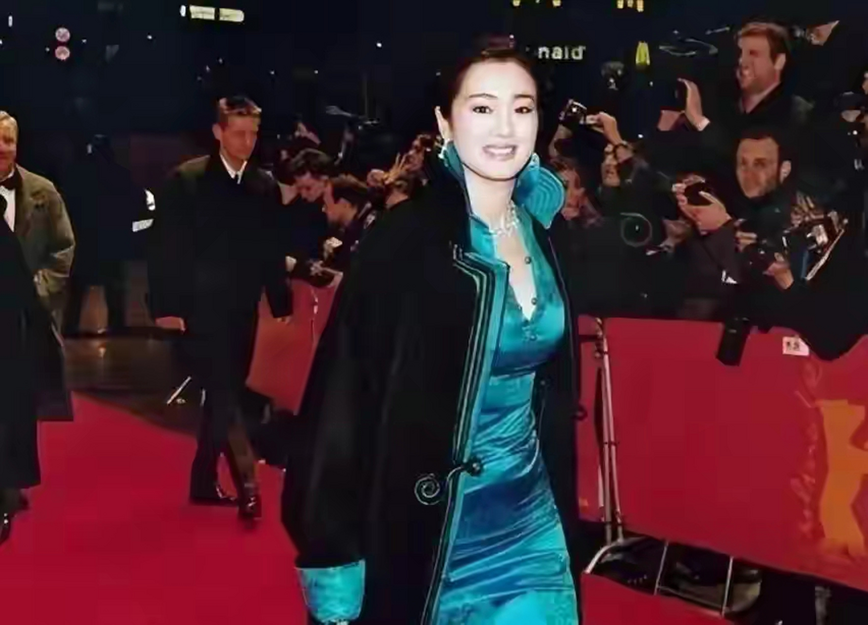 巩俐太惊艳了:穿湖蓝色刺绣旗袍,惊艳国际红毯,真给国人长脸