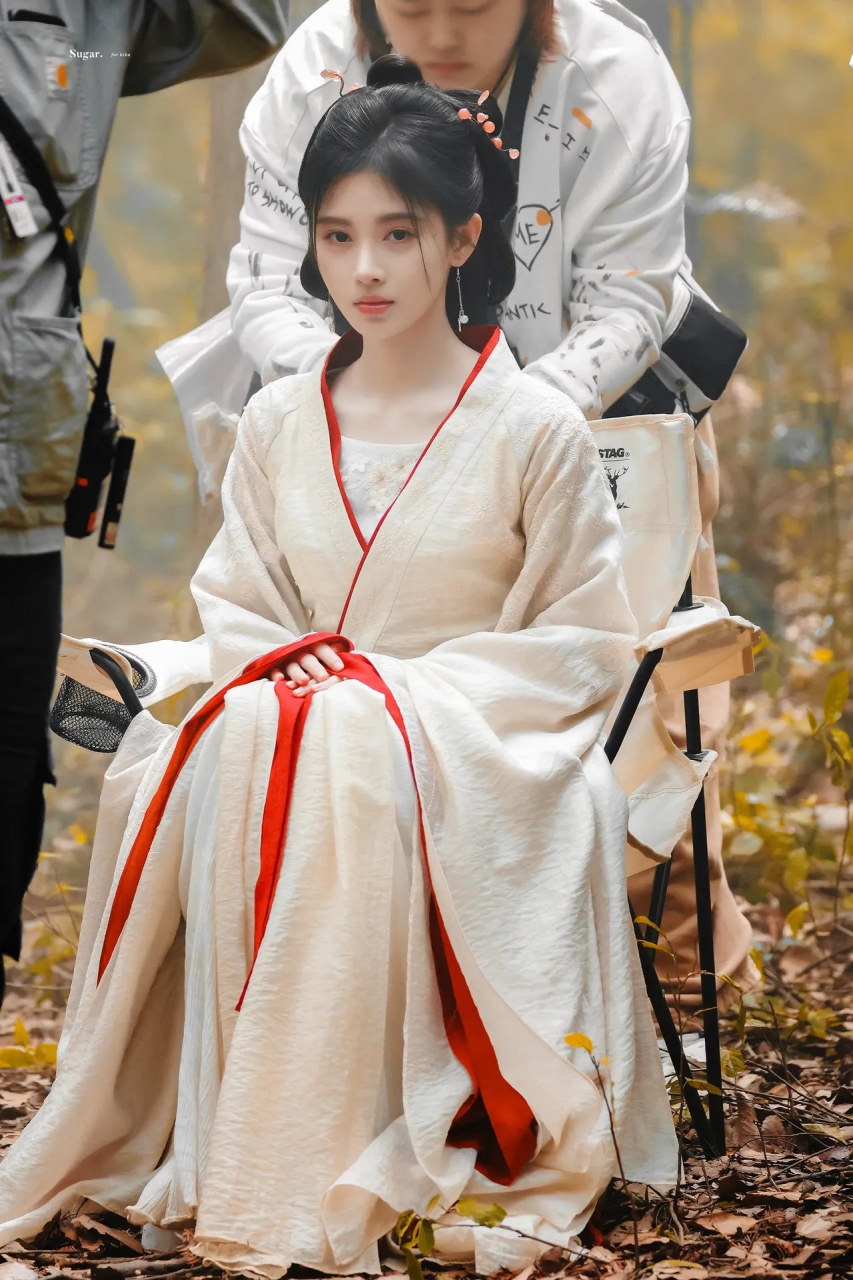 造型,像她早期和关晓彤一起演的《九州天空城》里面的雪飞霜就很好看