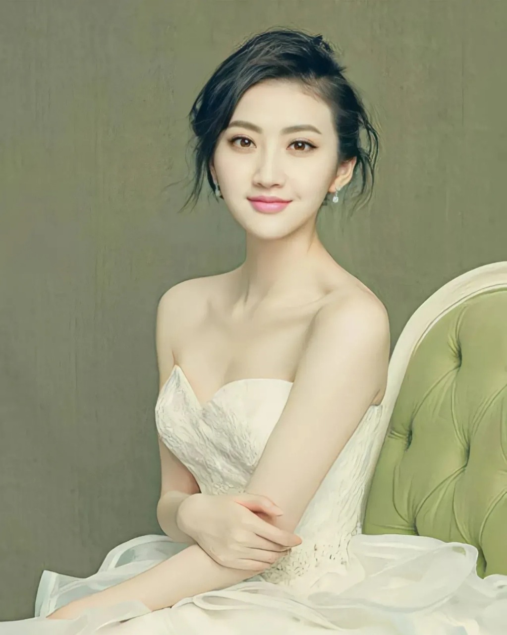 两套连衣裙惊艳妩媚动人婉容! 不愧是景甜大美人啊!