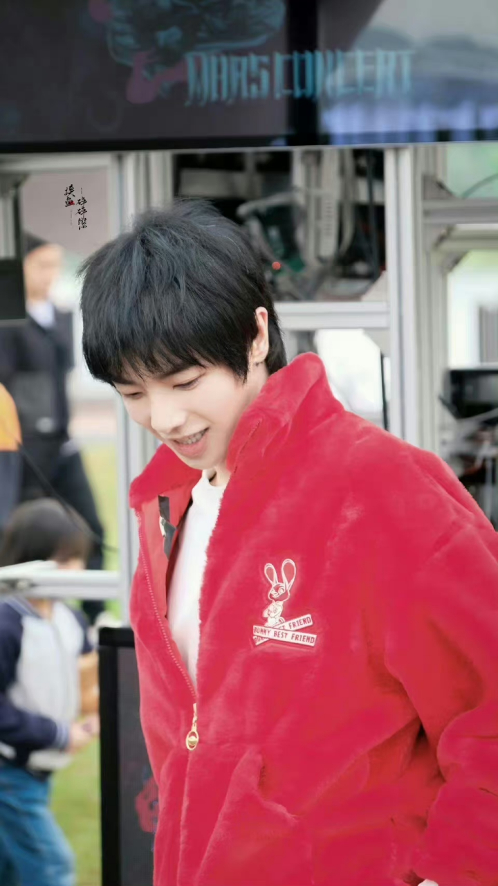 华晨宇最近的穿搭越来越娘了,不仔细看还以为是短发女生走出来