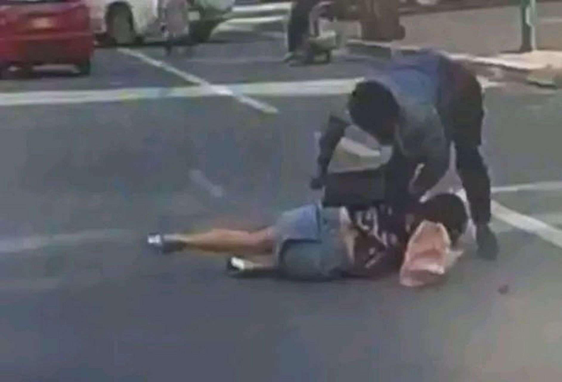 "饶了我吧,我再也不敢骗你了,我错了",女子对男子喊道.