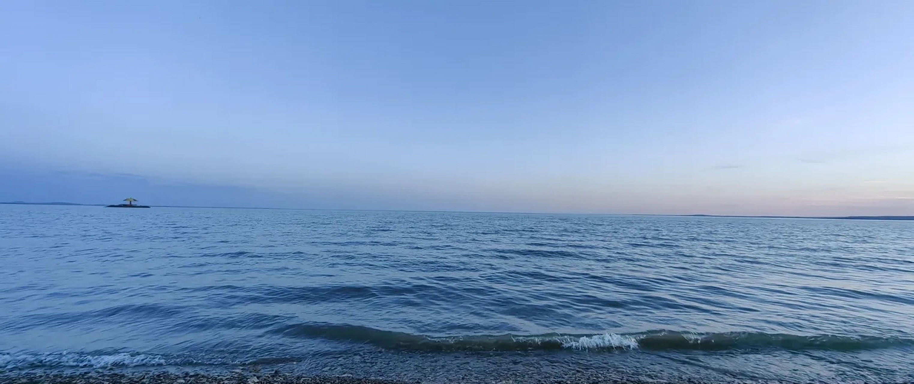 内蒙古呼伦贝尔     【呼伦湖旅游景区】    呼伦湖又名达赉湖,与贝尔