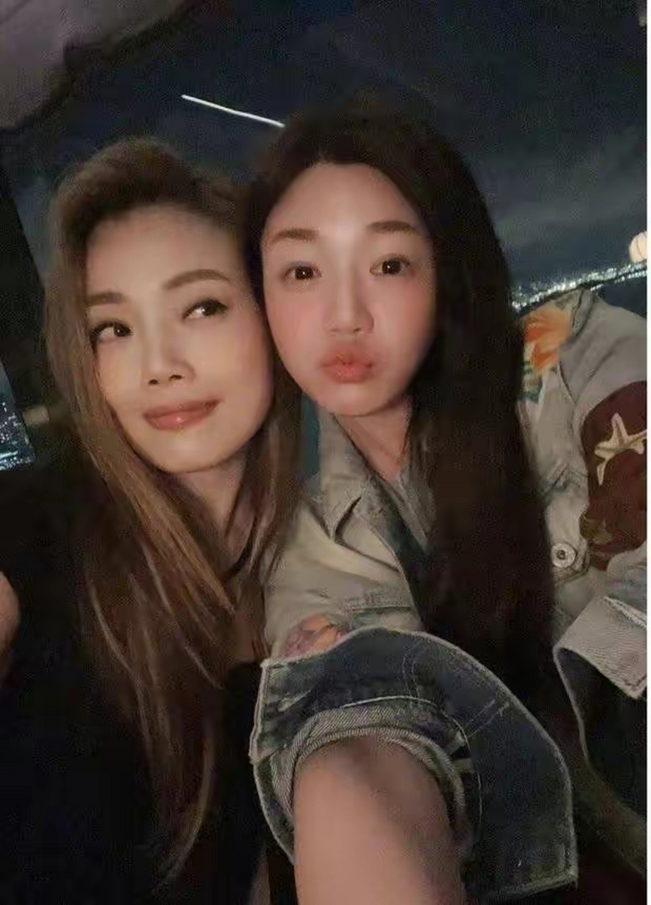 陈妍希晒与吴君如容祖儿合照 三个美女状态超好   22日,陈妍希香港看