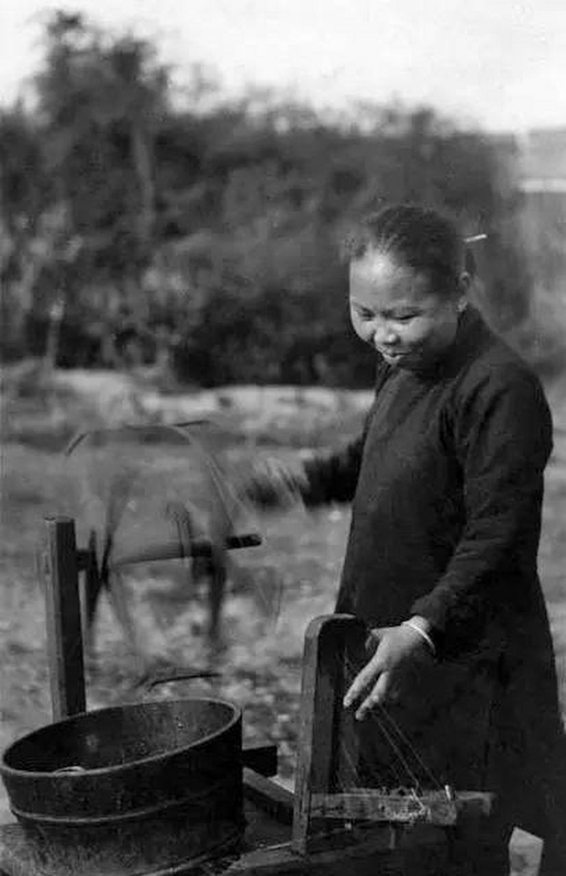 老照片  民国时期 广东阳江市正在制绳的妇女,这工艺现在还有人会吗?