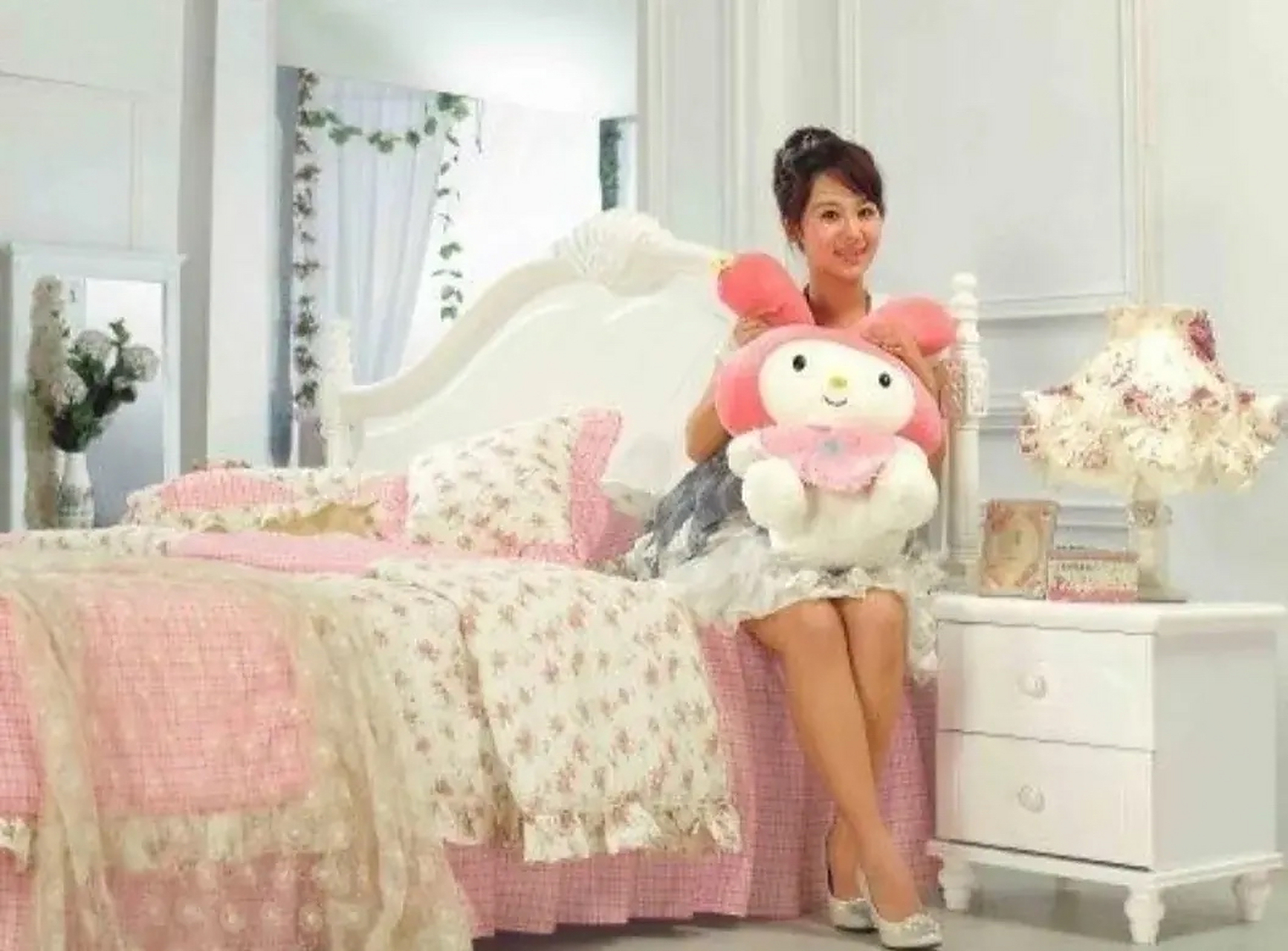 杨紫的4000千万豪宅 她喜欢欧式风格,装修的豪华,房间满满的少女感