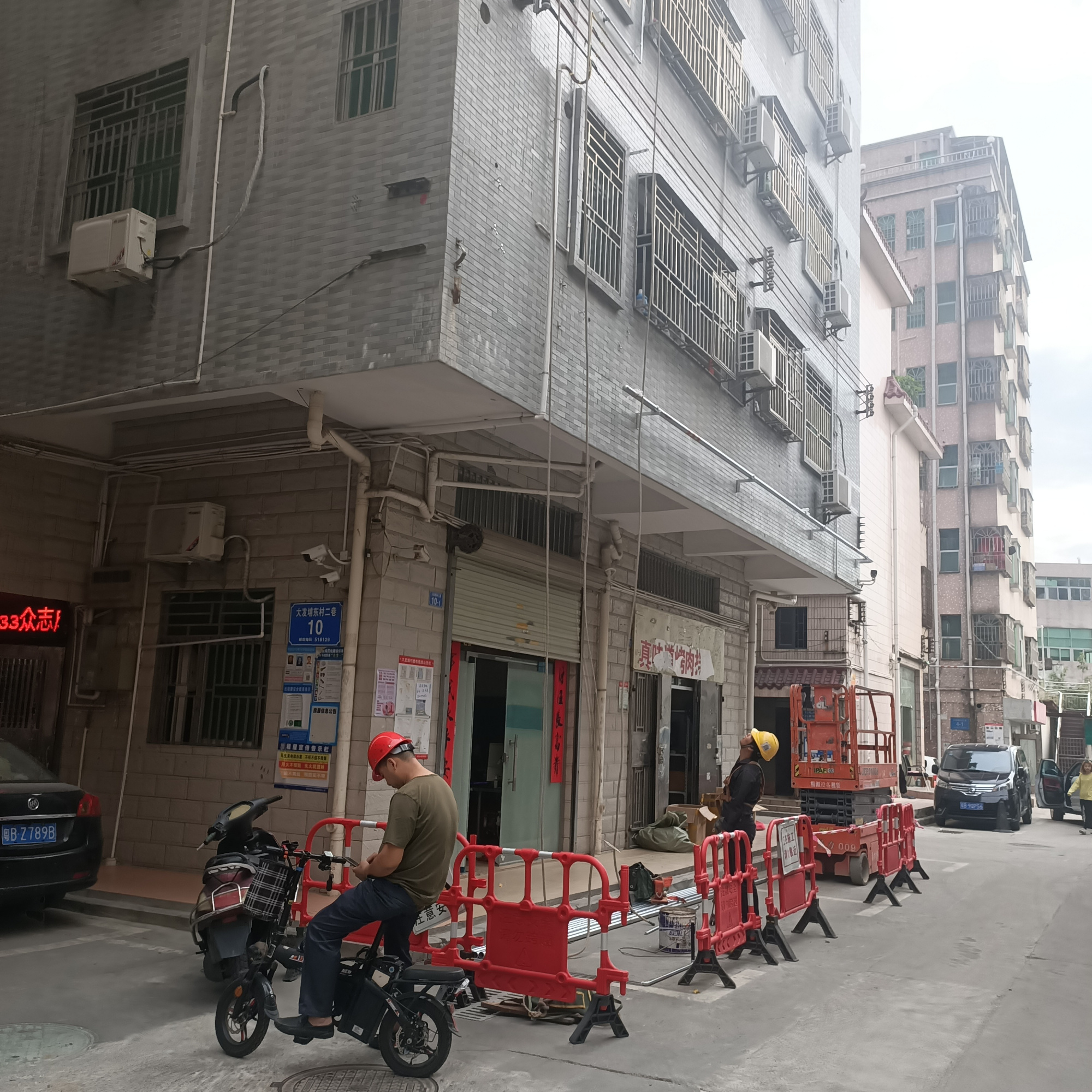 深圳城中村:房东在房子墙上涂上五颜六色就变成了公寓,房租暴涨