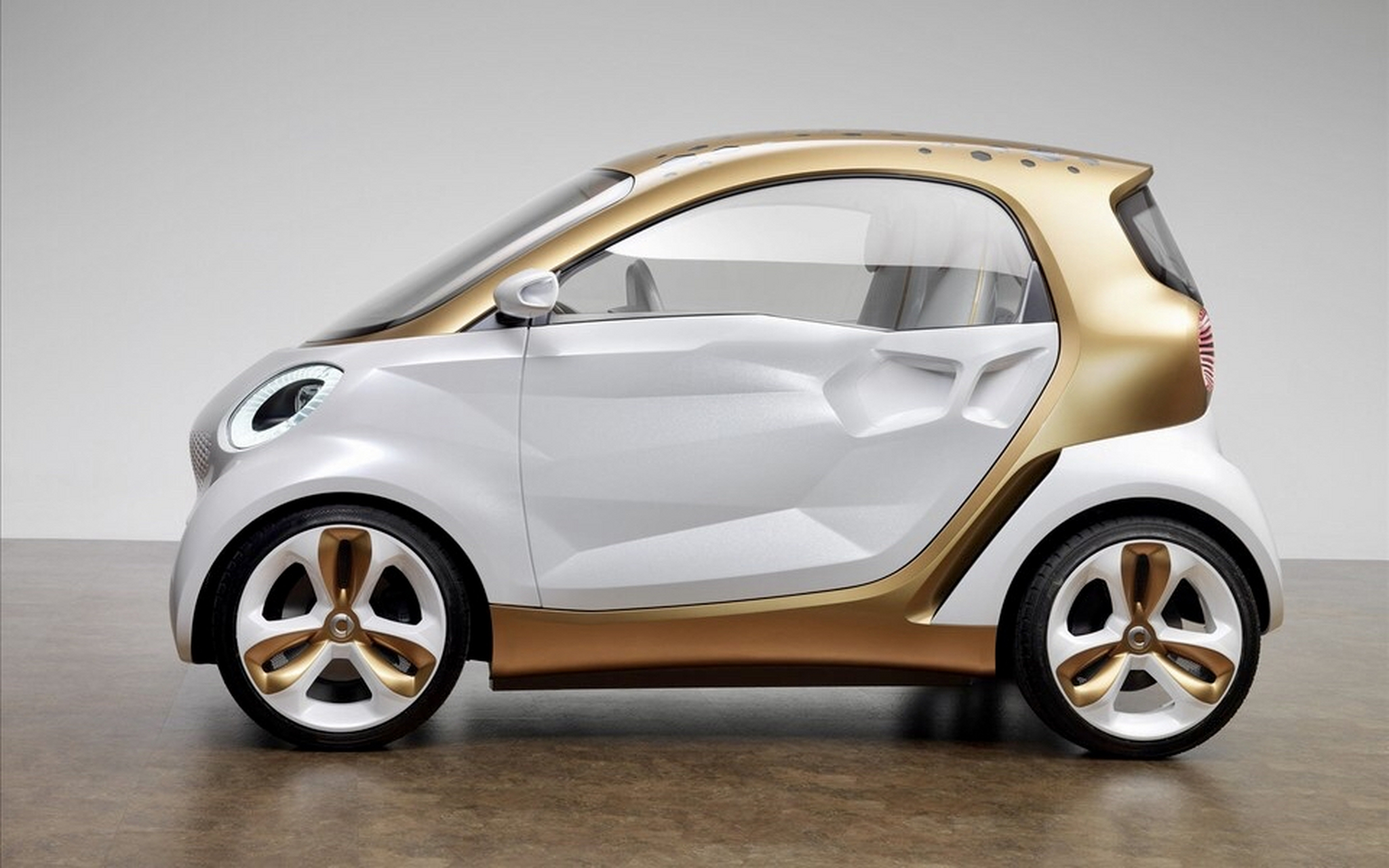 这样的奔驰"迷你型"smart ,喜欢吗?还挺科幻的!