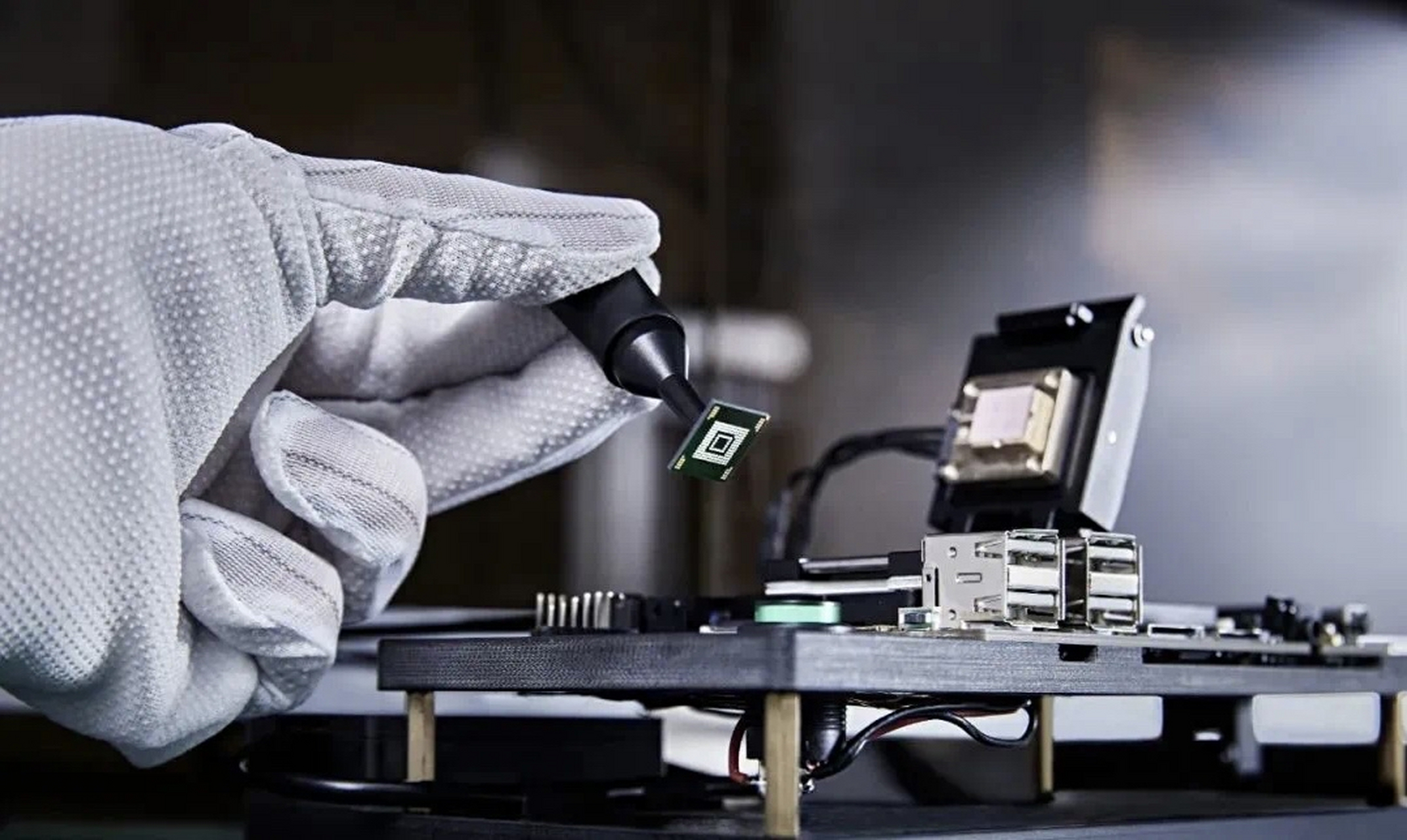 芯片制造整体分为四个阶段:设计,制造,封测,应用四个阶段,每个阶段