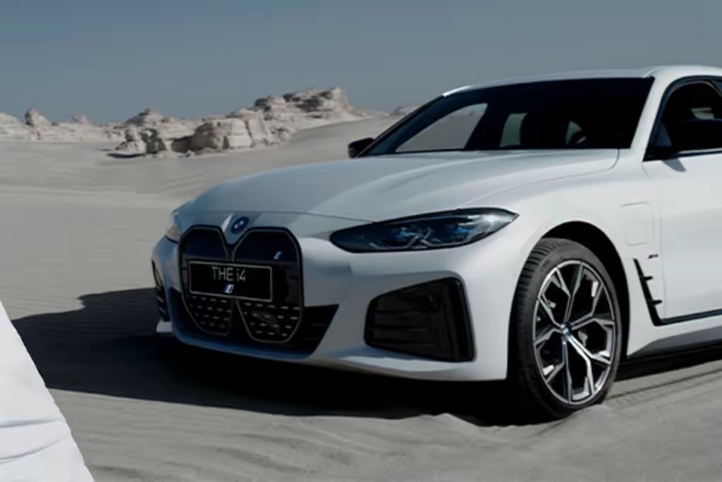 宝马i4:纯电续航560km,售价54.99万,配置丰富