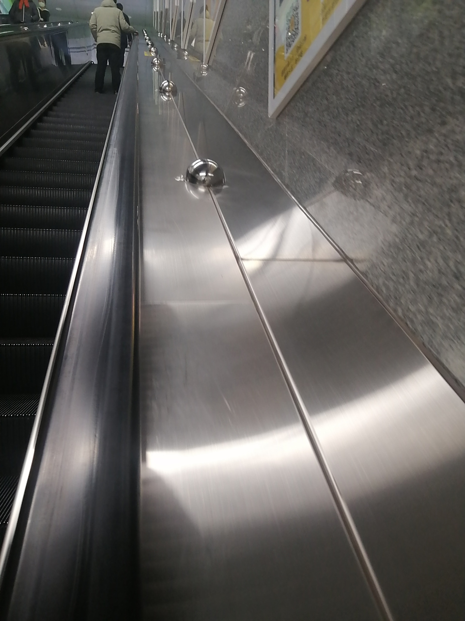 扶梯为什么安装防成龙装置?  扶梯单侧或两侧安装一排半圆的球,相信大