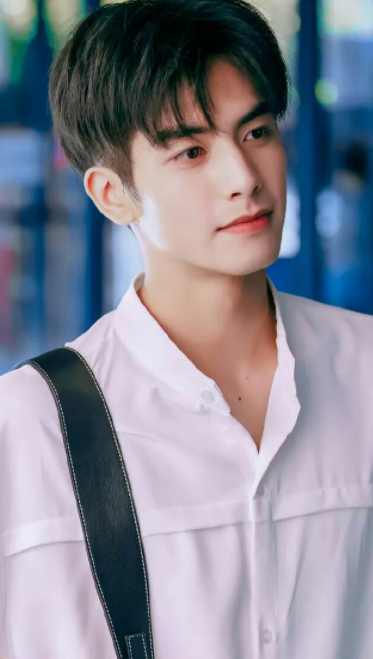 娱乐圈高级脸男明星,而易烊千玺绝对是其中的佼佼者