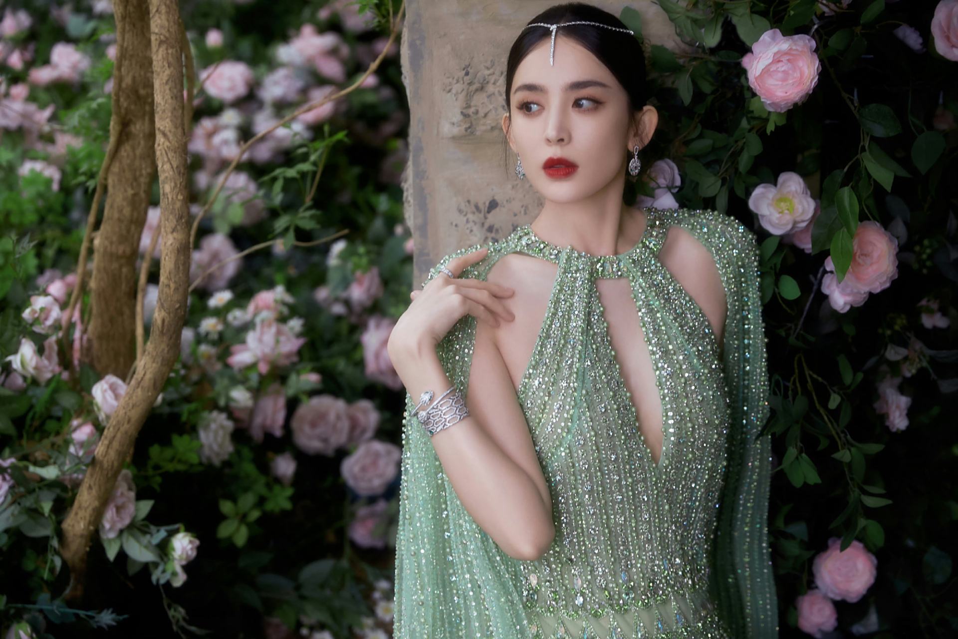 古力娜扎glass璃光·藏家晚宴,一袭绿色高定礼服,轻盈薄纱   闪耀珠片