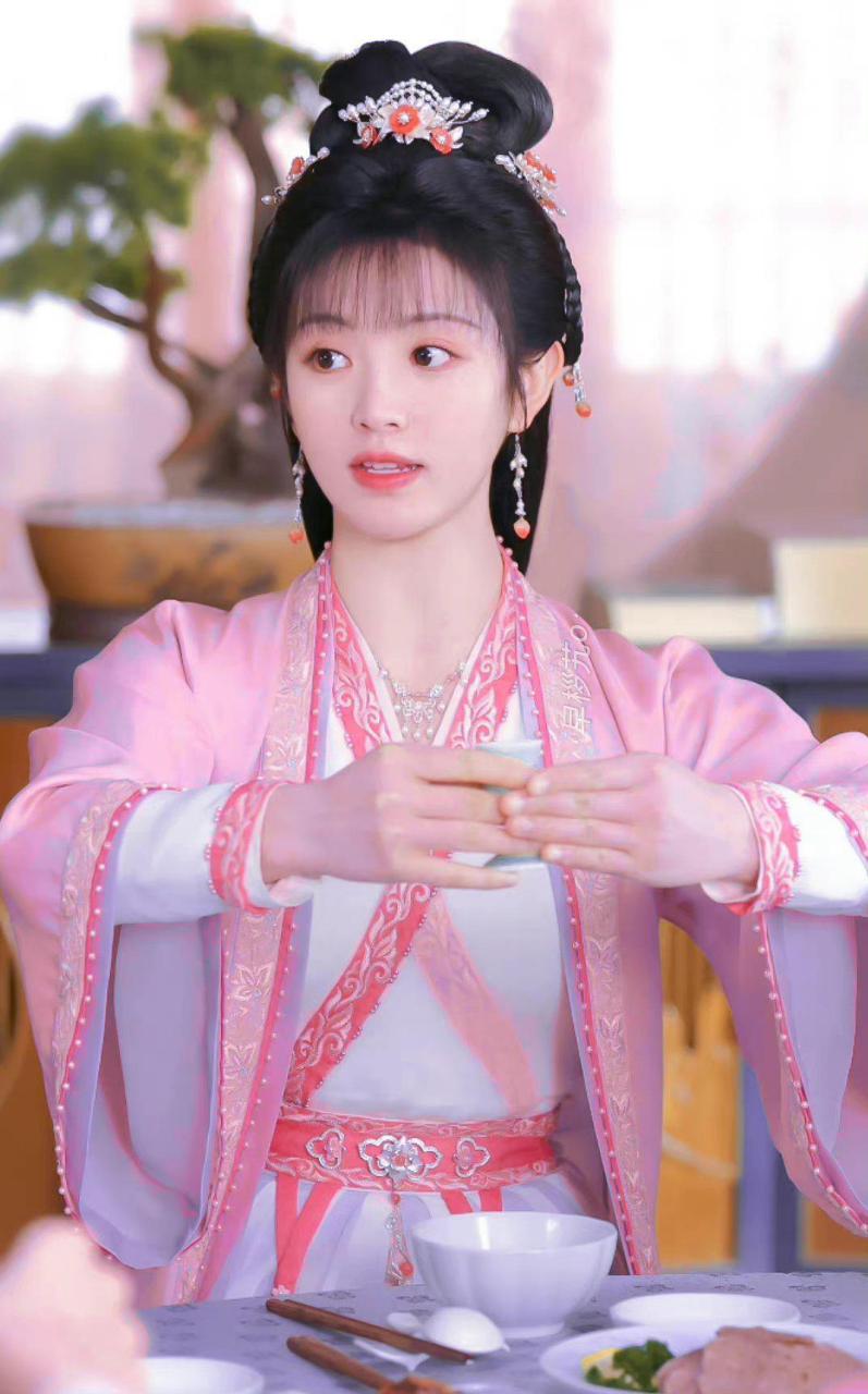 卿卿日常##田曦薇#  粉色古装,很减龄,也很粉嫩