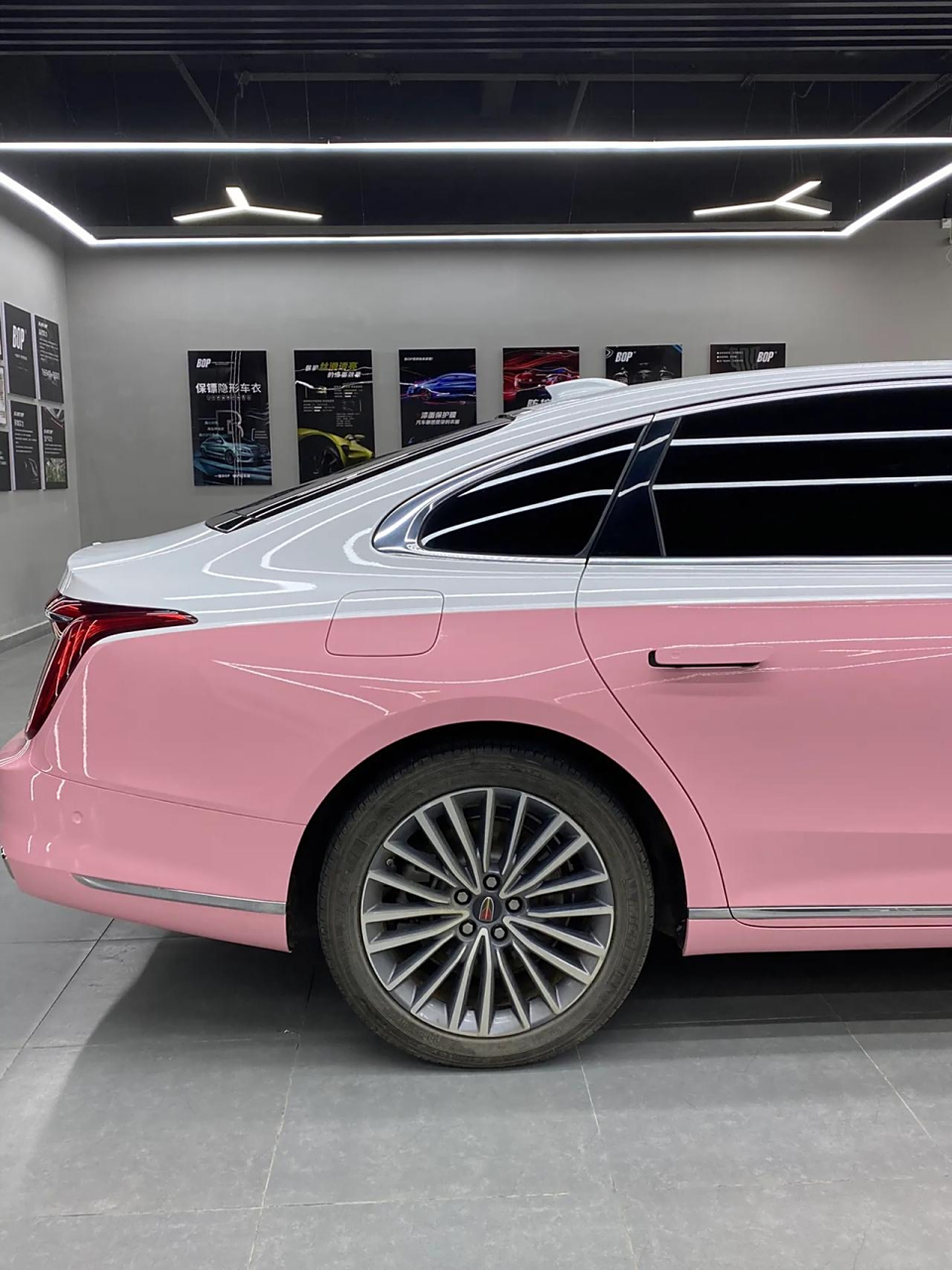 双拼色,粉色与白色拼起来真的非常俏皮可爱,非常适合猛男的一款双拼