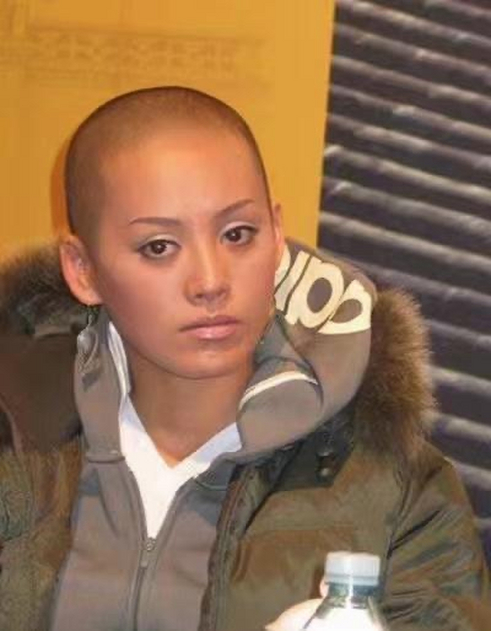 光头加透视装,宁静这造型好辣眼睛