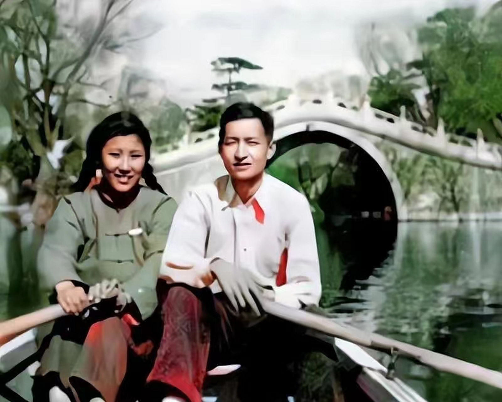 上世纪60年代,梁从诫与妻子周如枚游玩时的一张照片,梁从诫是林徽因的