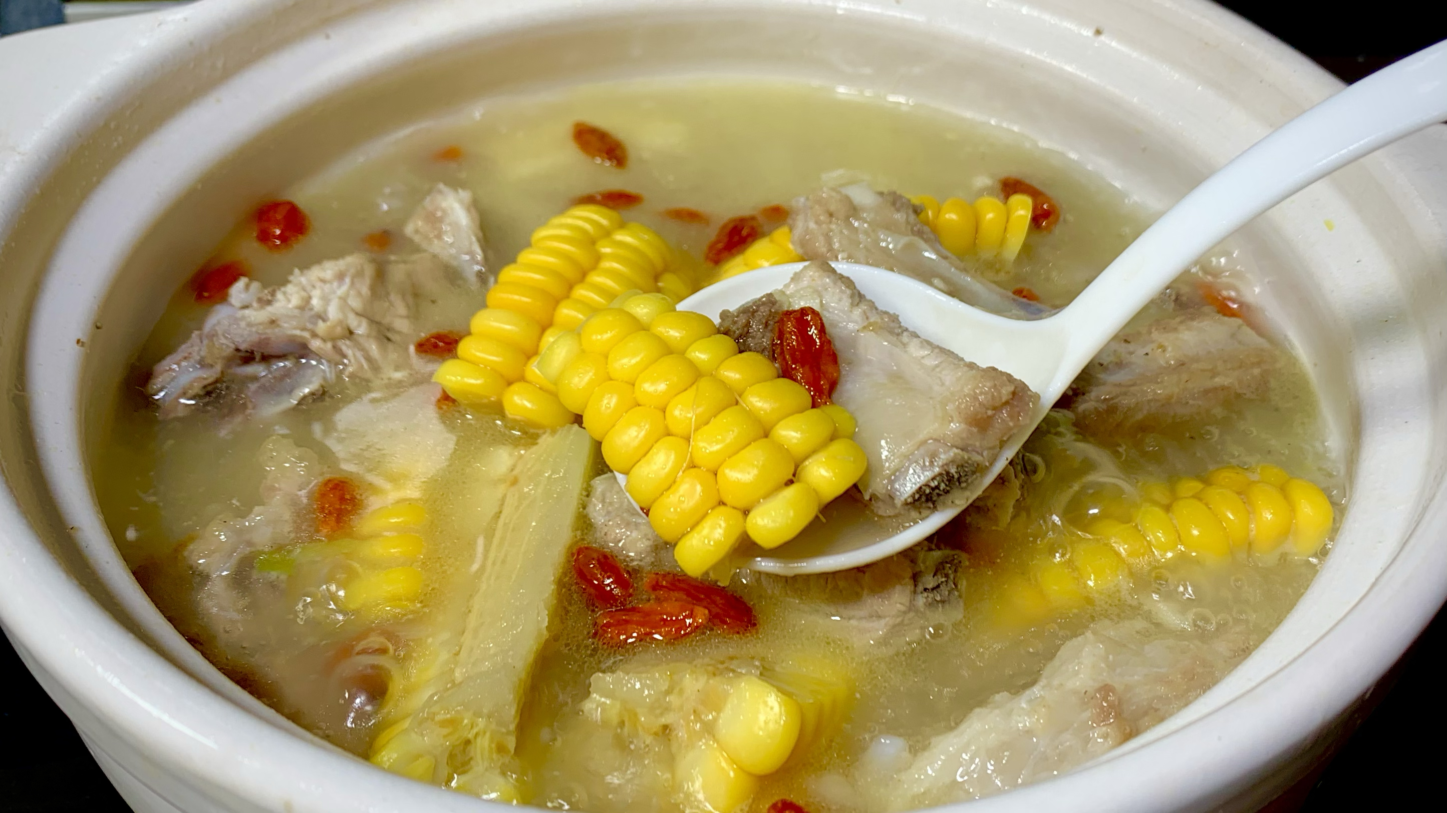 春天要多吃玉米排骨汤,大厨教你一招,汤甜肉香,好喝不油腻真香