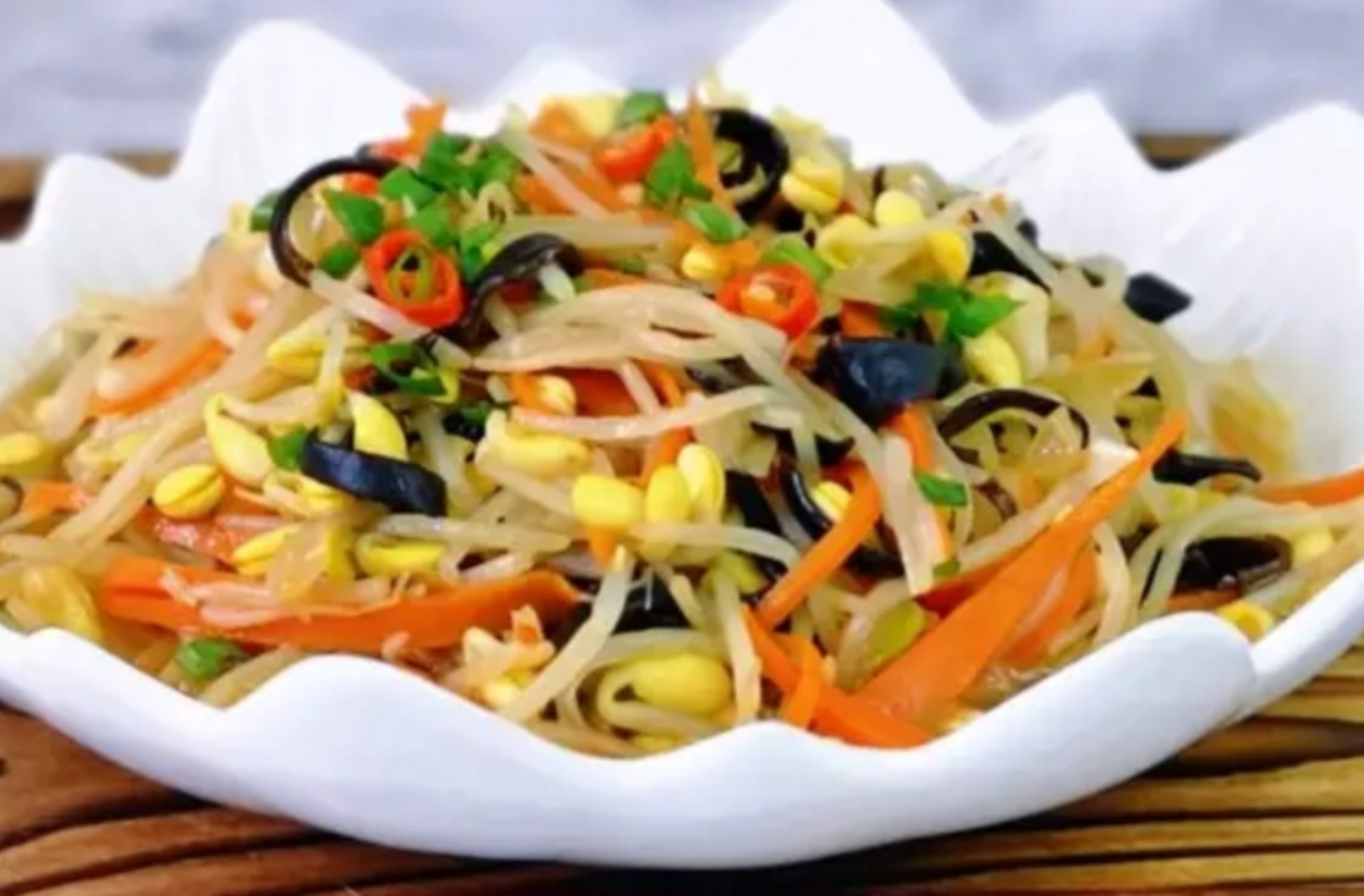 我的美食分享#  胡萝卜黑木耳炒豆芽  做法:  1:木耳提前浸泡,泡泛篌