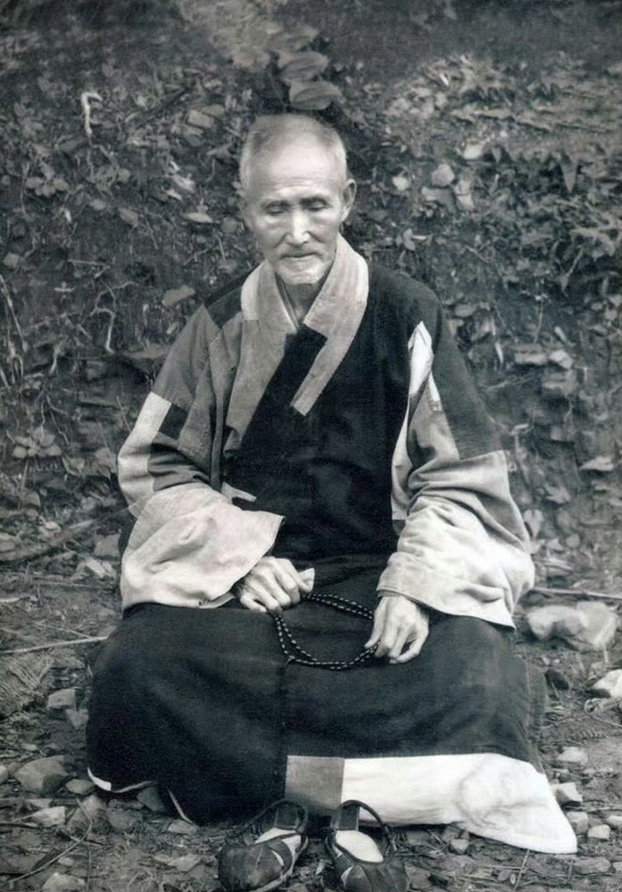 1955年,江西,116岁的虚云老和尚与信众们在云居山茅棚前合影.