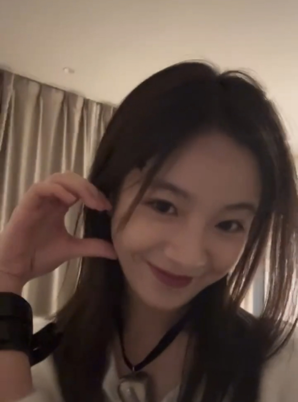 李庚希与好友聚会抽烟