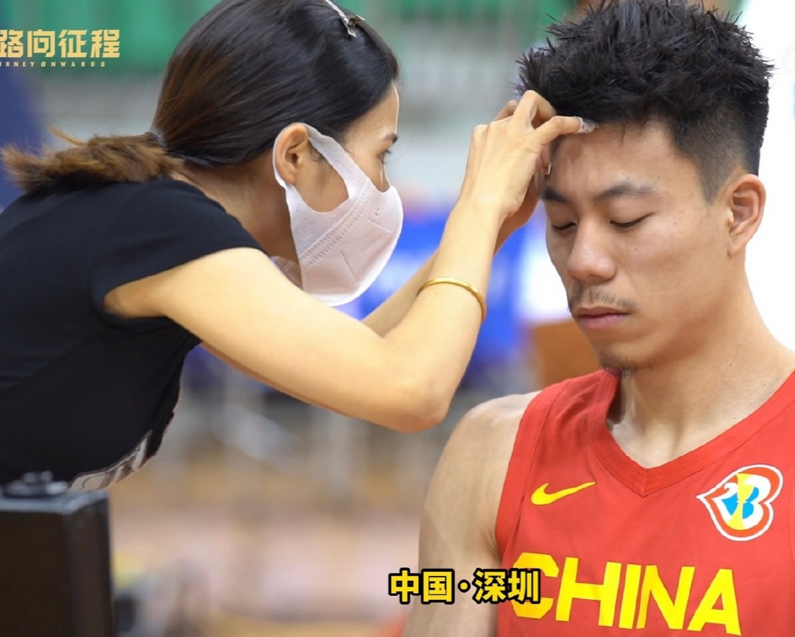 中国男篮球员张镇麟在整理头发,这是准备拍赛前定妆照!