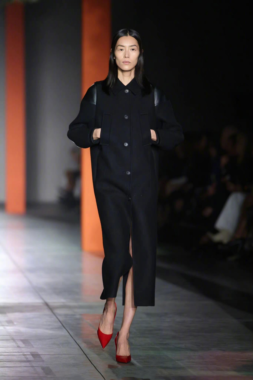 刘雯的秀图来了,一套简约的黑色大衣look,搭配鲜红色的高跟鞋,为大秀