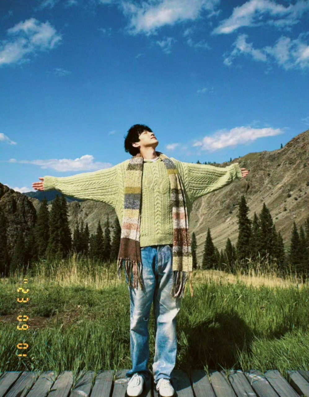 白敬亭在社交媒体上分享了他在新疆的旅行自拍,照片中他穿着绿色毛衣