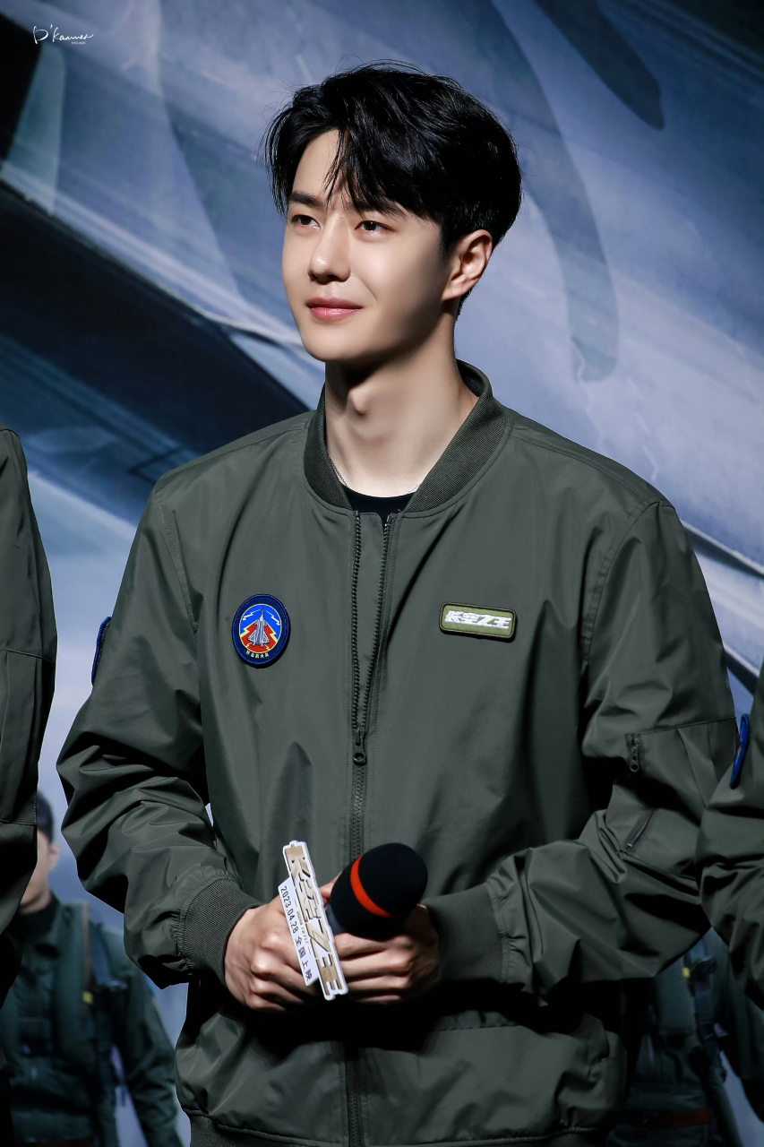 白到发光瓷娃娃一样的王一博! 电影首映礼上的啵啵生图太帅了!