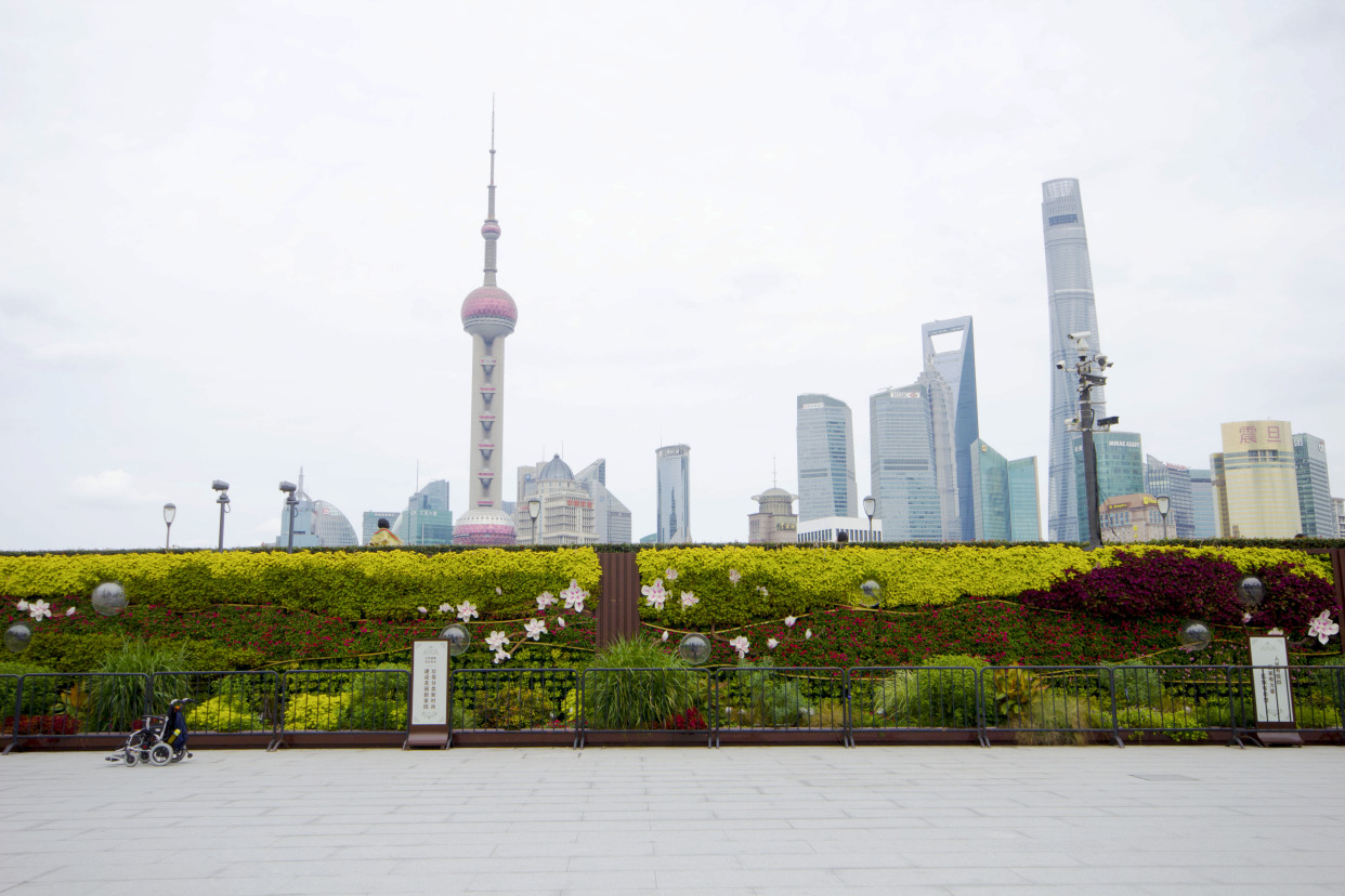 秋天风景中的上海外滩