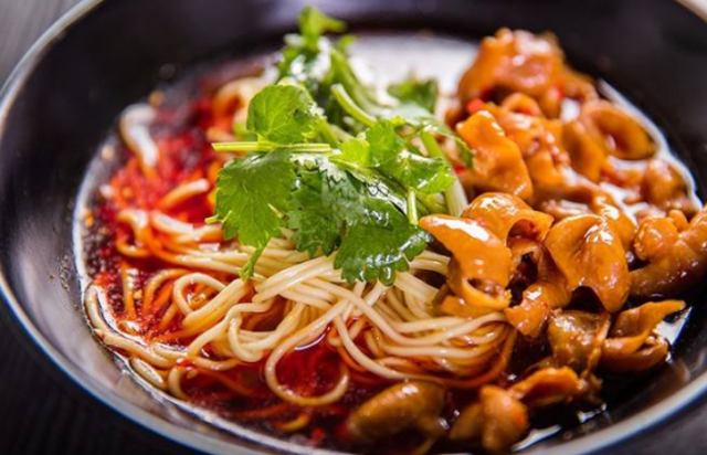 15元一碗的肥肠面,店主都需要做些什么?