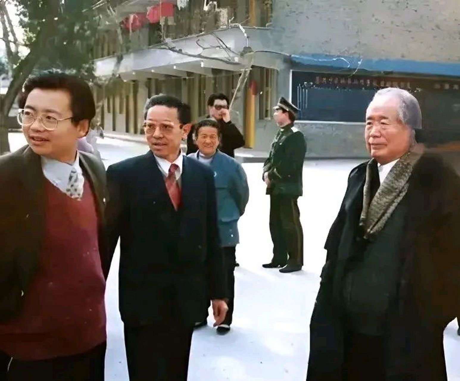 这是罗青长同志(照片中身披大衣者)回四川省苍溪中学看望母校教职员工