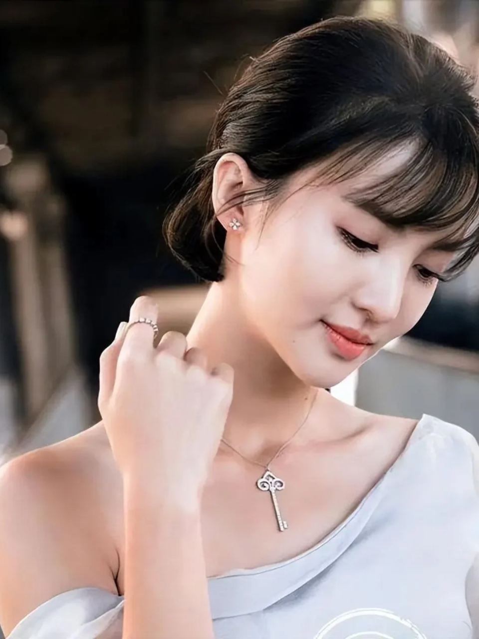 看了下金晨以前的照片,终于知道她为啥追求现在这种极致的瘦了.