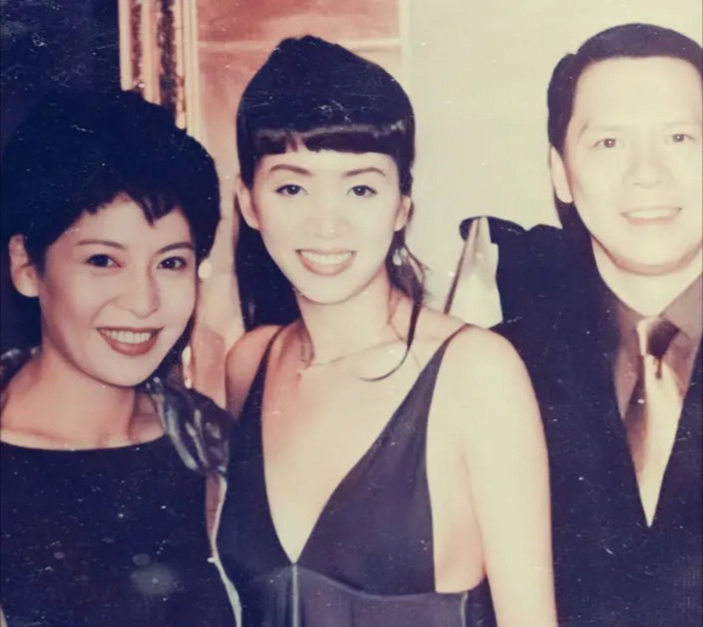 1992年,梅艳芳因为拒绝唱歌,被黄朗维打了一巴掌,没想到第二天,黄朗维