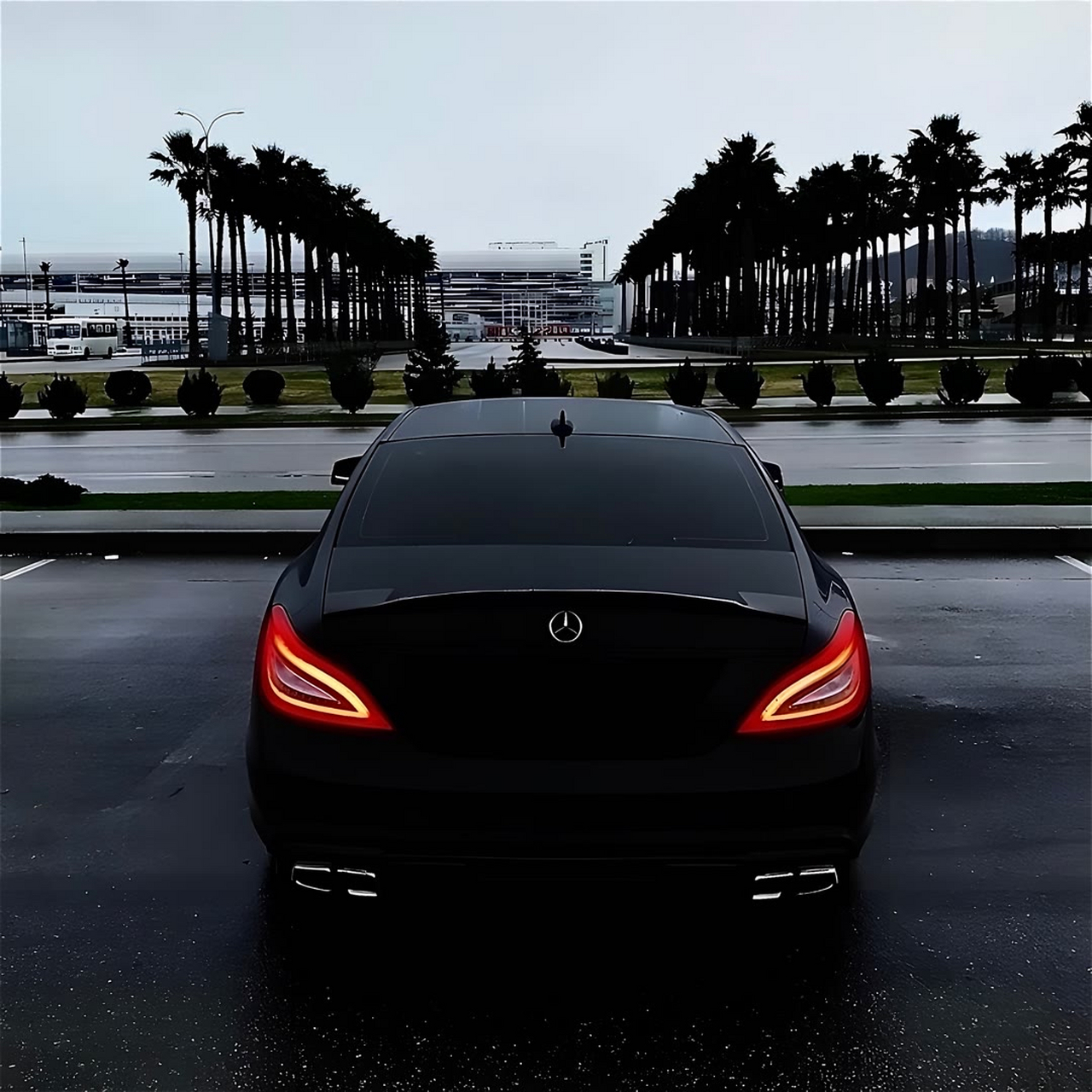 奔驰c63在外观方面并不比普通的奔驰c级激进多少,但千万别以为c63