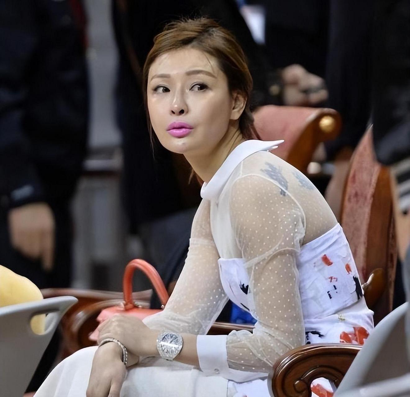 cba最美老板娘现身!吊带上衣露纹身韵味十足,40岁身家超40亿