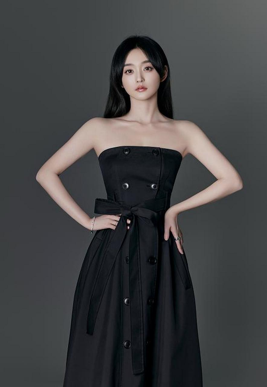 何泓姗身穿纯黑抹胸裙,既性感又优雅.